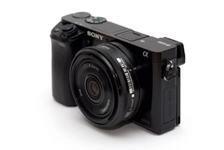 SONY E 20mm F2.8 SEL20F28のレビュー比較まとめ。街歩き・旅行の軽量